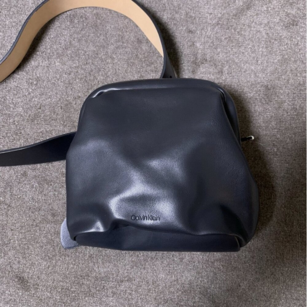 Calvin Klein Women's Frog Mouth Belt Bag Fanny Pack Black Medium 34-35" Waist